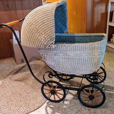 Antique wicker baby carriage / pram