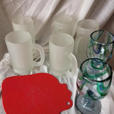 5 Frosted glasses for beer, 2 big wine/beer glasses & hotpad in a tubt