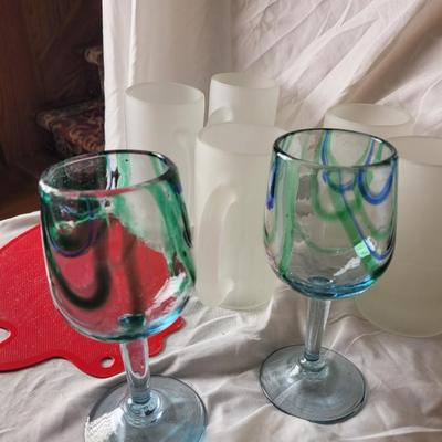 5 Frosted glasses for beer, 2 big wine/beer glasses & hotpad in a tubt