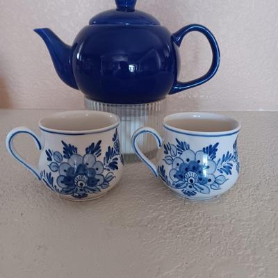 BLUE DELFT KISSING COUPLE AND 2 MUGS PLUS A TEAPOT
