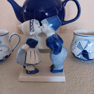 BLUE DELFT KISSING COUPLE AND 2 MUGS PLUS A TEAPOT