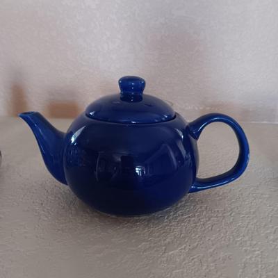 BLUE DELFT KISSING COUPLE AND 2 MUGS PLUS A TEAPOT