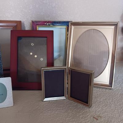 AN ASSORTMENT OF PICTURE FRAMES