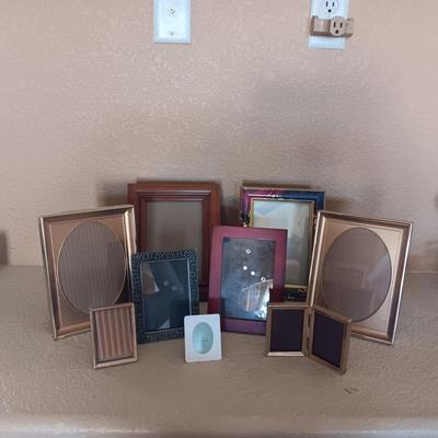 AN ASSORTMENT OF PICTURE FRAMES