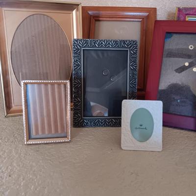 AN ASSORTMENT OF PICTURE FRAMES
