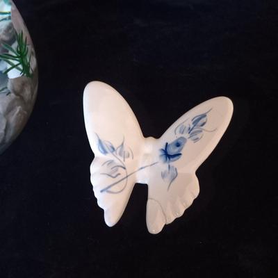 A REAL BUTTERFLY IN A GEL CANDLE, 2 PORCELAIN BUTTERFLY WALL DECOR