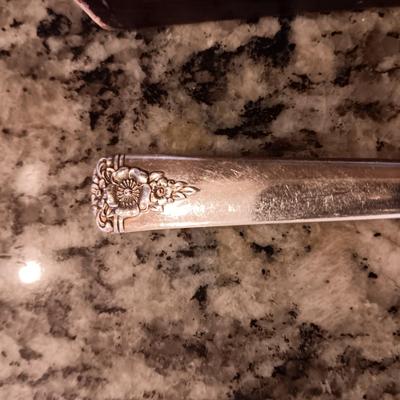 WM ROGERS SILVER PLATED 12 PLACE SETTING FLATWARE W/SERVING PIECES