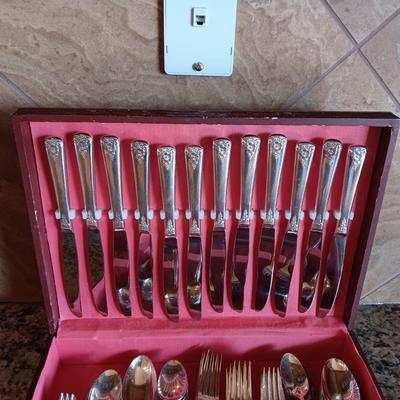 WM ROGERS SILVER PLATED 12 PLACE SETTING FLATWARE W/SERVING PIECES