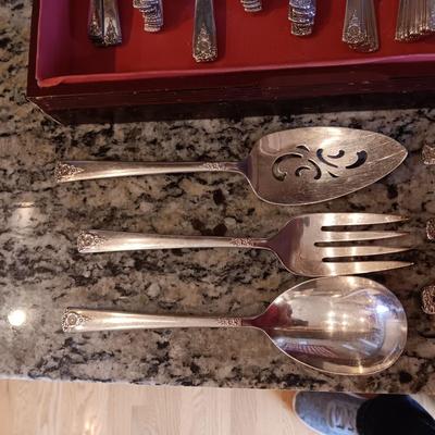 WM ROGERS SILVER PLATED 12 PLACE SETTING FLATWARE W/SERVING PIECES