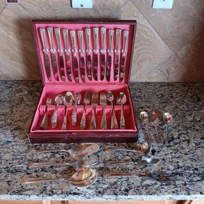 WM ROGERS SILVER PLATED 12 PLACE SETTING FLATWARE W/SERVING PIECES