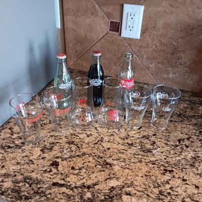 COCA-COLA BOTTLES AND GLASSES, 7-UP GLASSES