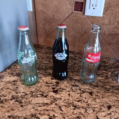 COCA-COLA BOTTLES AND GLASSES, 7-UP GLASSES