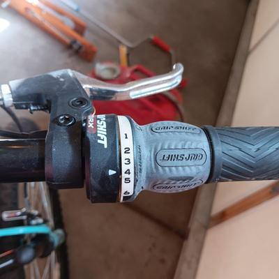 LIKE NEW WOMEN'S HUFFY TRAIL RUNNER 18 SPEED MOUNTAIN BIKE