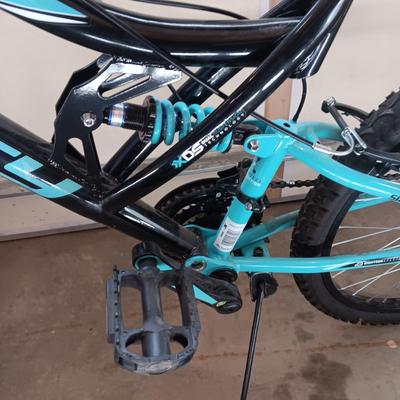 LIKE NEW WOMEN'S HUFFY TRAIL RUNNER 18 SPEED MOUNTAIN BIKE