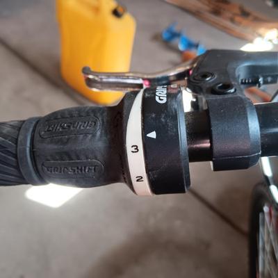 LIKE NEW WOMEN'S HUFFY TRAIL RUNNER 18 SPEED MOUNTAIN BIKE