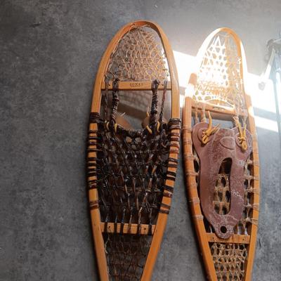WOOD AND LEATHER SNOWSHOES WITH POLES
