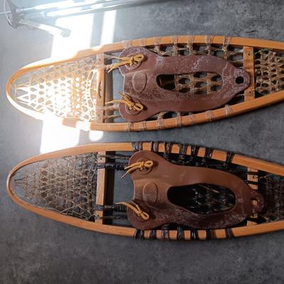 WOOD AND LEATHER SNOWSHOES WITH POLES