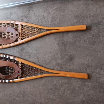 WOOD AND LEATHER SNOWSHOES WITH POLES