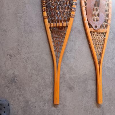 WOOD AND LEATHER SNOWSHOES WITH POLES