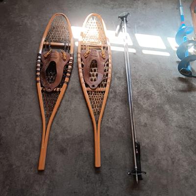 WOOD AND LEATHER SNOWSHOES WITH POLES