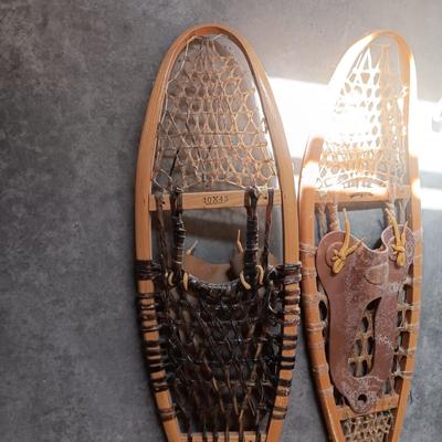 WOOD AND LEATHER SNOWSHOES WITH POLES