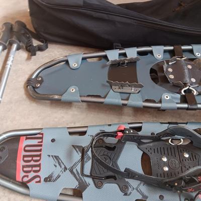 TUBBS WILDERNESS 30 SNOWSHOES, LL BEAN POLES AND CARRY BAG
