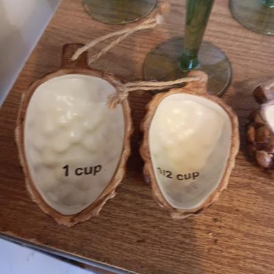 FRUIT BOWL ON PEDESTAL, PINECONE MEASURING CUPS AND PLASTIC MARGARITA GLASSES