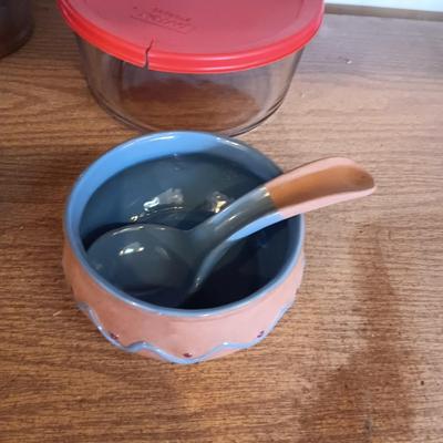 WILLIAMS SONOMA SPAGHETTI BOWL, SALSA AND PYREX BOWL, STAINLESS STEEL PITCHERS