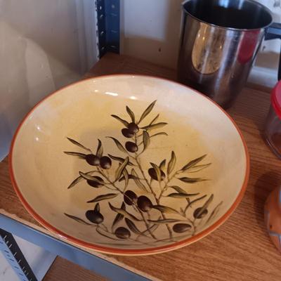 WILLIAMS SONOMA SPAGHETTI BOWL, SALSA AND PYREX BOWL, STAINLESS STEEL PITCHERS