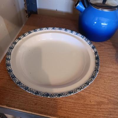 PIE SAVER, METAL WATER KETTLE AND COFFEE GRINDER