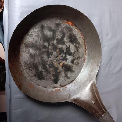 3 ANTIQUE NATIONAL, ROYAL & ANOTHER METAL FRYING PANS/CAMPING SKILLETS