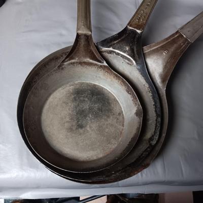 3 ANTIQUE NATIONAL, ROYAL & ANOTHER METAL FRYING PANS/CAMPING SKILLETS