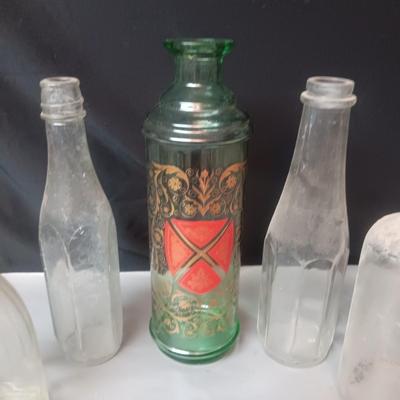 A COLLECTION OF VINTAGE AND ANTIQUE BOTTLES