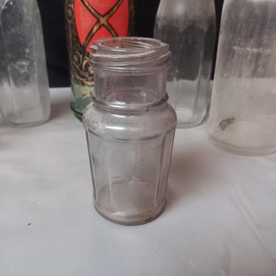 A COLLECTION OF VINTAGE AND ANTIQUE BOTTLES