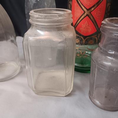 A COLLECTION OF VINTAGE AND ANTIQUE BOTTLES