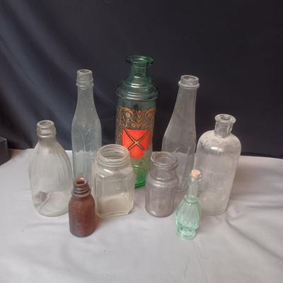 A COLLECTION OF VINTAGE AND ANTIQUE BOTTLES