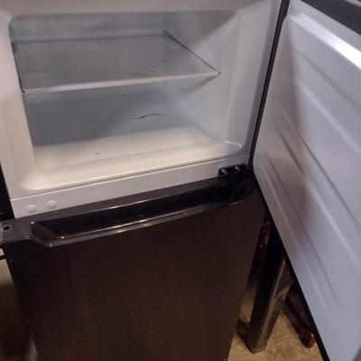 Hisense Apartment Sized Refrigerator/Freezer