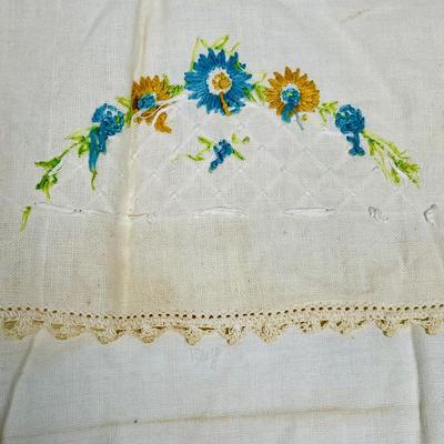 Vintage Linen vLot - 3 pieces of embroidered table decor