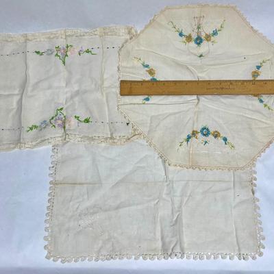 Vintage Linen vLot - 3 pieces of embroidered table decor