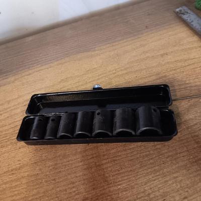 CAMPBELL HAUSFELD 3/8" AIR RATCHET AND SOCKETS IN A METAL CASE