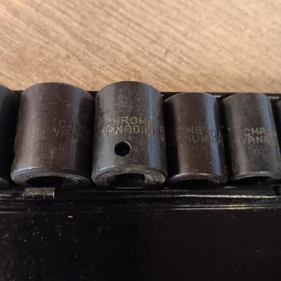 CAMPBELL HAUSFELD 3/8" AIR RATCHET AND SOCKETS IN A METAL CASE