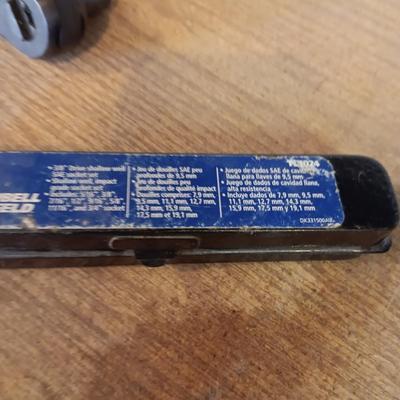 CAMPBELL HAUSFELD 3/8" AIR RATCHET AND SOCKETS IN A METAL CASE