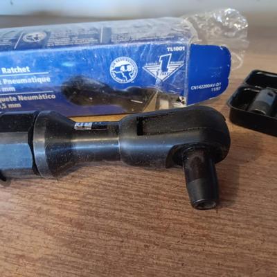 CAMPBELL HAUSFELD 3/8" AIR RATCHET AND SOCKETS IN A METAL CASE