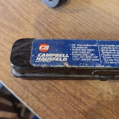 CAMPBELL HAUSFELD 3/8" AIR RATCHET AND SOCKETS IN A METAL CASE