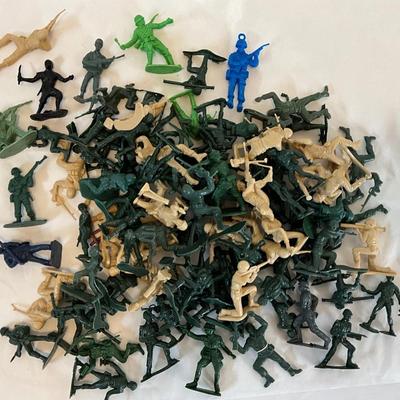 Vintage plastic Army Men quantity of 100