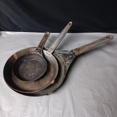 4 ANTIQUE SKILLETS, NATIONAL-COLD HANDLE AND 1 UNKNOWN