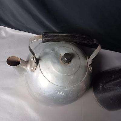 VINTAGE ALUMINUM KETTLE AND GRANITEWARE COFFEE POT