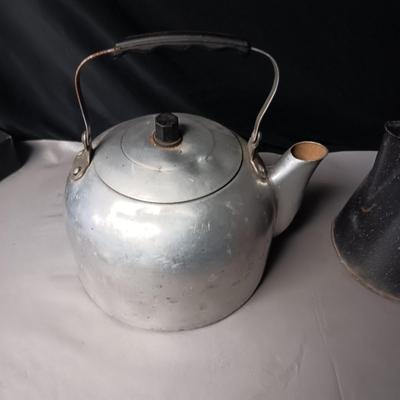 VINTAGE ALUMINUM KETTLE AND GRANITEWARE COFFEE POT