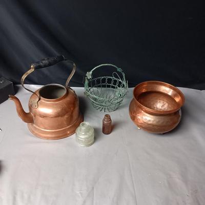 COPPER TEA KETTLE AND FOOTED BOWL, METAL BASKET & 2 OLD BOTTLES
