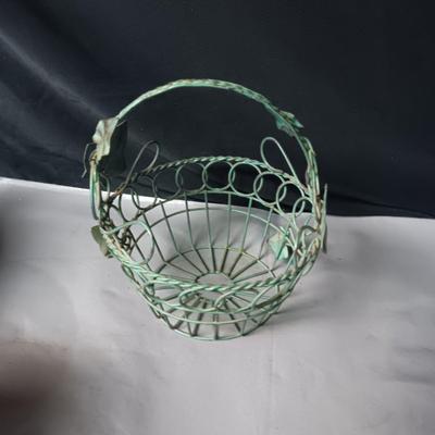 COPPER TEA KETTLE AND FOOTED BOWL, METAL BASKET & 2 OLD BOTTLES